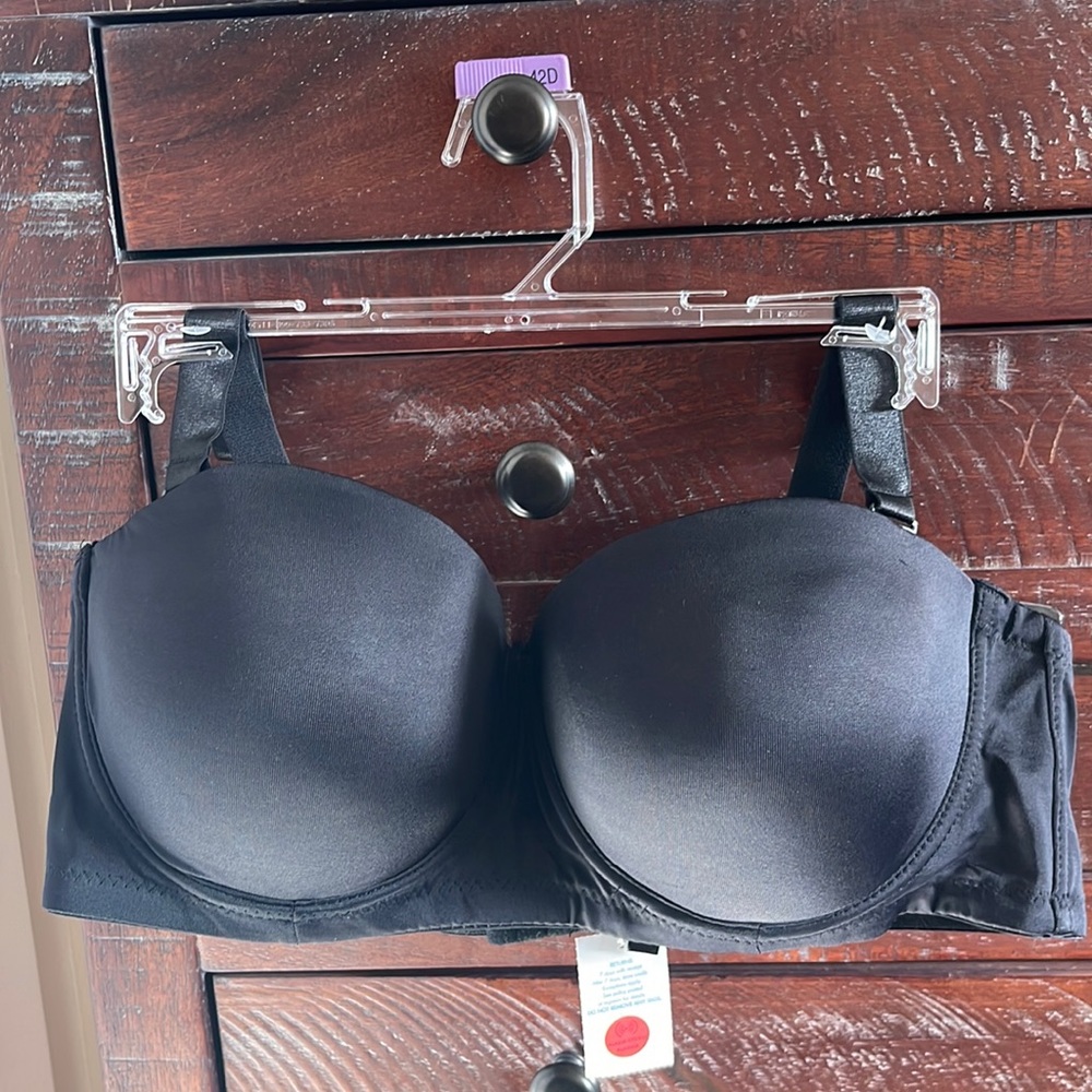 Woman’s black bra. 42D. Convertible straps. NWT.